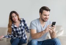 Come scoprire che il tuo coniuge ti tradisce usando la tecnologia